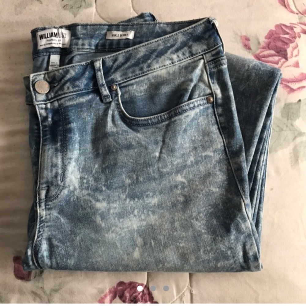 Acid Wash Skinny Jeans.